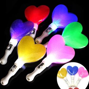 100pcs forme de coeur LED bâton de coeur lueur dans le noir décoration de mariage clignotant bâtons lumineux baguette concert événement fête fournitures SN4403