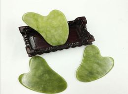 100 piezas de corazón de corazón Natural Xiuyan Stone Jade Guasha Gua Sha Board Massager para terapia de desguace Jade Roller2028296