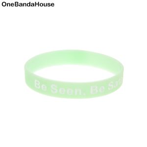 100 stks worden gezien zijn veilige siliconen rubberen armband inkt gevuld logo lichtgevend groen voor promotie cadeau