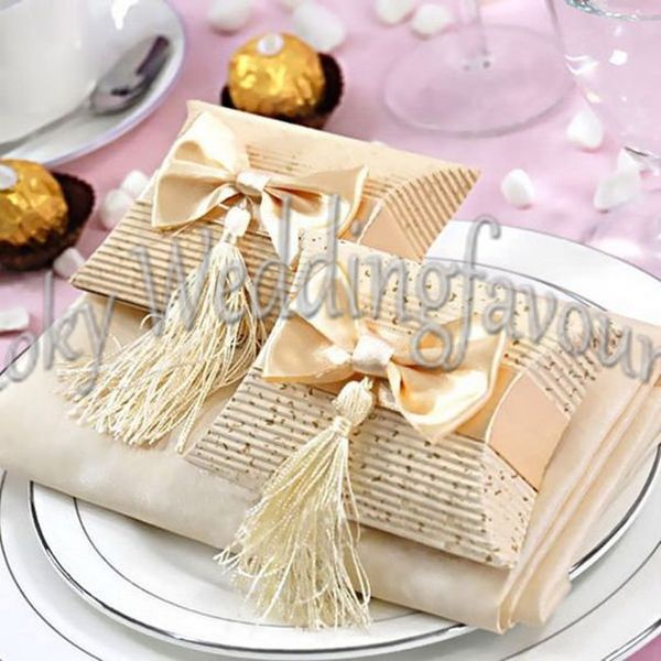 Livraison Gratuite 100PCS Ivoire Oreiller Boîtes De Faveur Faveurs De Mariage Idées De Réglage De Table Boîtes De Bonbons En Papier Avec Ruban Et Gland Produits Finis