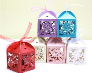 100pcs Laser Cut Hollow Snowflake Candy Box Chocolates Bocolates avec ruban pour la fête de mariage Baby Shower Favor Gift7012537