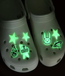 100pcs / lot Bad Bunny Pvc Glow Charmes dans les ornements en plastique foncé accessoires de décoration de chaussures Jibitz pour chaussures1919467