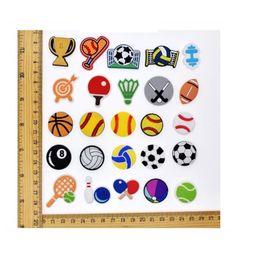 100 STKS VEEL Ballen Voetbal Schoen Charmes Accessoires Decoraties Basketbal Cartoon PVC Croc jibitz Gesp Jongens Kids Party Gift222z