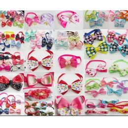 100pcs Lot Big Fashion Vêtements pour chiens Chiot Chat Mignon Noeuds papillon Cravates Bowknot Chien Produits de toilettage Style mixte LY03278D