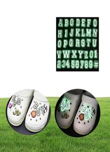 100pcs / lot lueur dans les charmes sombres PVC Noctilucence Accessoires Décoration Bad Bunny pour Jibz Button Charm4449786