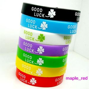 100 stks veel gemengde Kleuren Good Luck Clover Siliconen Rubber Elastische Armband Wrist Band voor Vrouwen Mannen Mode-sieraden Bangle251n