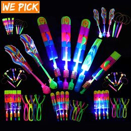 100 stks/partij of 50 stks Verbazingwekkende Licht Speelgoed Pijl Raket Helikopter Vliegende Speelgoed LED Licht Speelgoed Party Fun Gift Rubberen Band Katapult