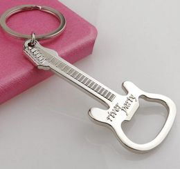 100 stks / partij gepersonaliseerde elektrische gitaarflesopener creatieve sleutelhanger auto kleine geschenk hanger