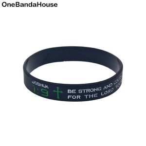 100 pièces Joshua 1: 9 Bracelet en caoutchouc de Silicone gravé et rempli de couleur pour cadeau de foi religieuse