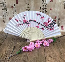 100 stks / partij bruiloft datenames pruim bloem Chinese zijde handgemaakte bamboe fans