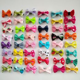 100pcs / lot mélange coloré à la main petits arcs chien chiot chat animal de compagnie arc épingles à cheveux pinces à cheveux barrette de toilettage accessoire de vêtements216A