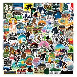 100 Unids / lote Venta al por mayor Bigfoot Savage Outdoor Sasquatch Graffiti Stickers Sin duplicado para equipaje Skateboard Notebook Casco Botella de agua Teléfono Calcomanías para automóviles