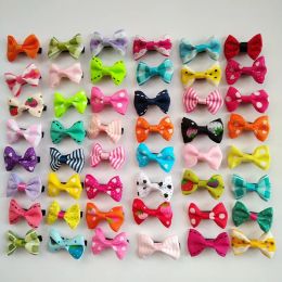 100pcs / lot gros mélange coloré à la main petits arcs chien chiot chat animal de compagnie arc épingles à cheveux pinces à cheveux barrette de toilettage accessoires pour vêtements ZZ