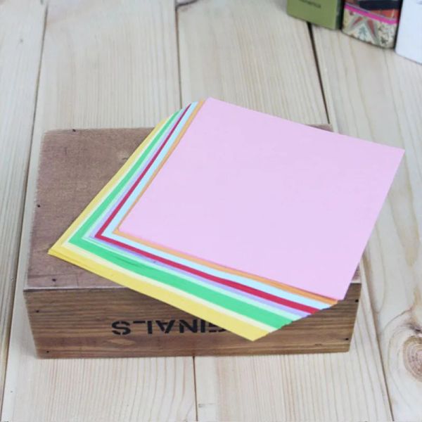 100pcs Couleur solide multicolore Origami Papier Craqueur pliant Papiers carrés de bricolage à la main Cartes de scrapbooking Gift Craft Decoration