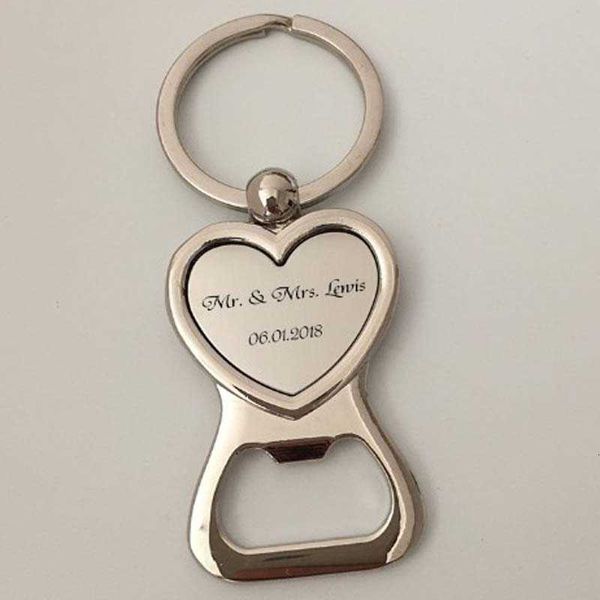 100pcs cadeaux de mariage personnalisés pour les invités ouvre-bouteille de coeur / porte-clés faveur de mariage fête d'anniversaire souvenir logo personnalisé SH190923