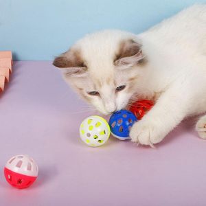 100 pièces fournitures pour animaux de compagnie jouant des jouets creux en plastique chat boule colorée 3.5cm jouet avec petite cloche voix interactif tintement chiot pour chiens