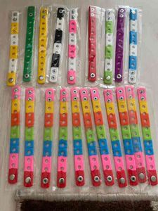 100 Uds. Pulsera de silicona suave de 17 colores al azar de PVC para dijes de zapatos correa de muñeca de goma kawaii para niños regalo de joyería