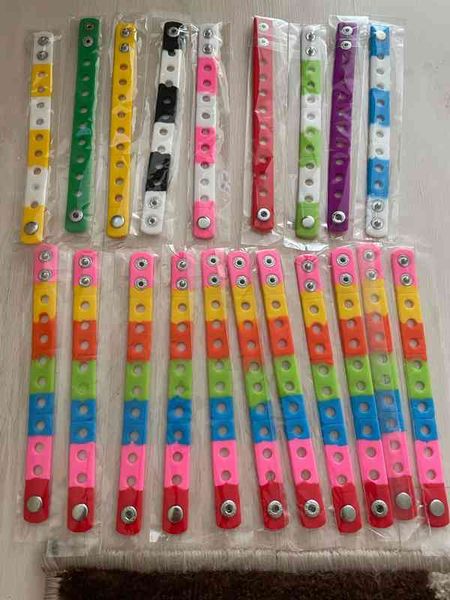 Bracelet en silicone souple en PVC, 17 couleurs aléatoires, pour breloques de chaussures, dragonne en caoutchouc kawaii pour enfants, bijoux cadeaux, 100 pièces