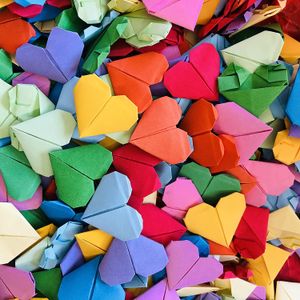 100pcs arc-en-ciel premade origami papier coeurs pour la fête de mariage favorables à la Saint-Valentin de Noël