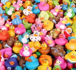 100 piezas de goma al azar de múltiples estilos de bebé baño de agua de agua natación de juguete de juguete flotante juguete Y200323365887444111618