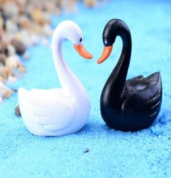 100pcs Résine Whiteblack Swan Miniatures Paysage Accessoires pour la décoration de jardin Home Scrapbooking Craft Diy5245756