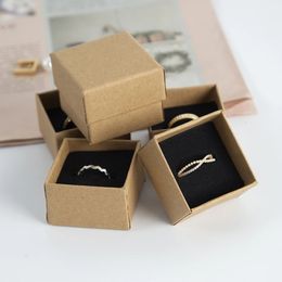 100pcs anneaux boîte à bijoux 4 * 4 * 3 cm boîtes en carton cadeau kraft pour bague collier boucle d'oreille femmes emballage de bijoux avec éponge à l'intérieur 240110