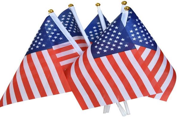 100pcs Set 2114cm Banner de drapeaux à main du drapeau américain avec décoration d'approvisionnement de la célébration du drapeau en plastique Plastic USA9390916