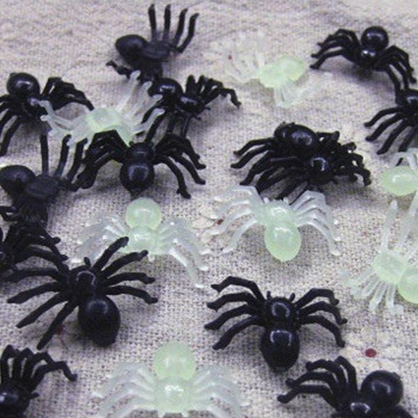 100pcs / Set Halloween Spiders décoratifs Petit Plastique noir Fake Spider Toys Funny Joke Joke Prank Props 0651