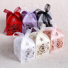 100 stks / set Liefde Hart Laser Cut Hollow Carriage Baby Douche Gunsten Boxen Geschenken Candy Dozen Gunst Houders met Lint Bruiloft Feestartikelen