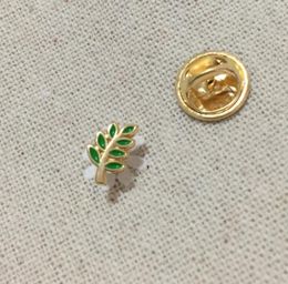 100pcs petite broche et épingles personnalisées Badge Leaf Green ACACIA SPRIG MA REGALIA MASON PIN AKASHA Gift For Fello2463607216