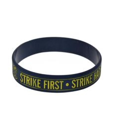 100pcs Strike First Strike Hard Hard sin misericordia Pulsera de goma de silicona logotipo de decoración clásica Tamaño adulto Black5055669