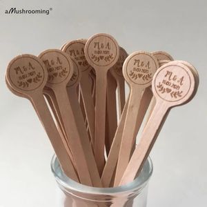 100pcs Cocktail de mariage Stir Sticks Agitateurs à café gravés personnalisés avec initiales Vintage Birchwood Sticks Drink Toppers 240313