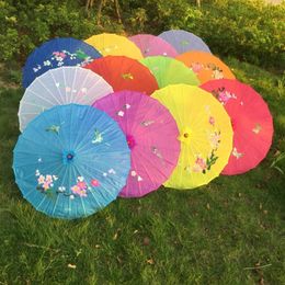 100 stkspartij handgeschilderd bloem ontwerp 12 kleuren Chinese kunst paraplu bamboe frame zijden parasol voor bruid bridemaide82874202138