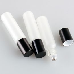 100 stuks / partij 10 ml Frosted Glass Roll op parfumfles met zwarte dop voor essentiële oliën Lege cosmetische injectieflacon stalen kralen