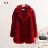 赤いフェイクの毛皮のコート