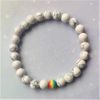 Perle di arcobaleno del turchese bianco elasticizzato