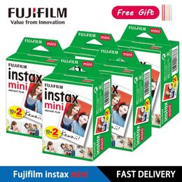 10204080200 hojas Fujifilm instax Mini 11 12 9 7 90 películas de borde blanco de 3 pulgadas para mini cámara instantánea 25 50s 90 papel Po 240221