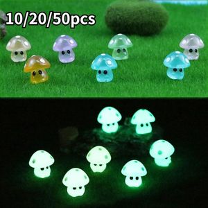 102050pcs colorés élogieux minuscules champignons mini figurines miniatures statues de champignons dans l'ornement de jardin de fée sombre 240429