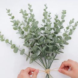 1020pcs Eucalyptus Artificiel Leaves Branches Fausses plantes pour bricolage Couronne de Noël Année de mariage Table de fête de fête Decoration 240418