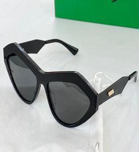 1055s Nouvelles femmes lunettes de soleil Fashion Diamond Sunglasses Sunglasses Antiuv Lens Miroir revêtu Lentes Couleur complète Couade de diamant Cat Eye Fram9227350
