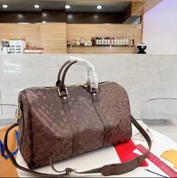 10A Designers Clássicos Duffel Bags Luxo Homens Femininos Sacos de Viagem Bolsa de Couro Grande Capacidade Holdall Carry On Bagagem Night Weeker Bag com Chave de Bloqueio