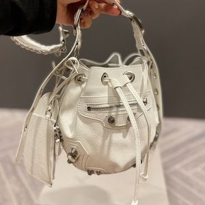 10A Mochila de diseñador Bolsa Mujer Hombre Cartera Bolsa de viaje Bolsa de motocicleta blanca Bolsa de asas de cuero genuino de lujo Plata Extraíble Espejo de corazón Remache Decoración Monedero 25 CM