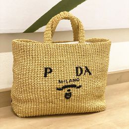 Bolso de diseñador negro Triángulo Paja Rafias tejido hombro bolso de playa Comprador para mujer Bolso de lujo Viaje de fin de semana Bolsas de lona tejidas para hombre Bolso cruzado de ganchillo