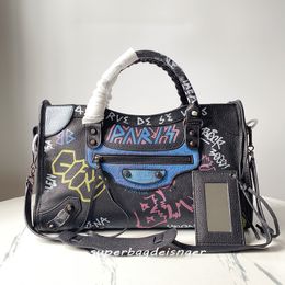 10A Designer Sac à main Sac Graffiti Cagole Sacs de moto Rétro Vintage Bandoulière Véritable peau de chèvre en cuir souple Sacs d'affaires unisexes pour femmes