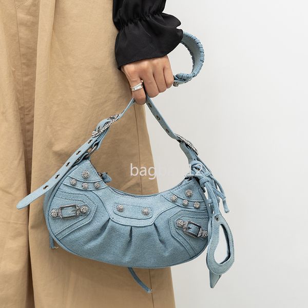 10A Designer Le Cagole Cowboy Sac de moto Sac sous les bras Sac à motif crocodile Croissant Dumpling Sac à bandoulière unique avec diamant Rivet Sac de selle Sac bleu pour femme