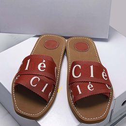 10A Designer Slippers Sliders Slides Sandals Woody Mule La signature O de la Maison orne la semelle intérieure Easy Spol-On Fait ce que celle-ci est un plat d'été Essentia