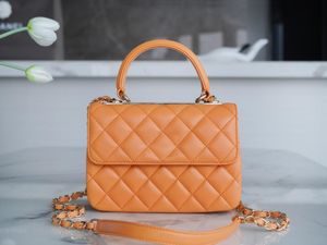 10A Sac à main pour femme de créateur italien original en peau d'agneau à une épaule avec chaîne tissée oblique en forme de grille croisée lettrage en métal simple et beau