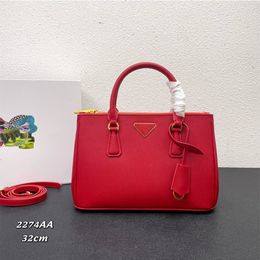 10A Diseñador de bolsos Bolso de mano de lujo Mujer de cuero Bolsos de hombro Asesino Logotipo de letra de metal Bolsa de mensajero Gran capacidad Elegancia Monedero de viaje Mochila de 32 cm