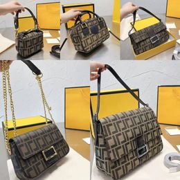 10A Alta calidad 2024 Nuevo bolso Diseñador Crescent Bolsas Mini Half MoonShouder Bag Nano Bolsos Mujeres Cadena Crossbody Bolsa Totes SquareMessenger Carta Bolsas de noche