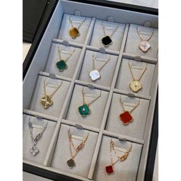 10a Collier de luxe Bijoux de créateurs à quatre feuilles Colliers pendentifs Femme Femmes Gold Rose Diamond rouge Bule Bule Bule Shell en acier inoxydable Gift Platinum Gift